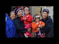 The ethnic Ke people perform folk Lion Dance in front of the tiger-shape fortress at Chebu Village of Dingnan county. (China.org.cn / CPF)