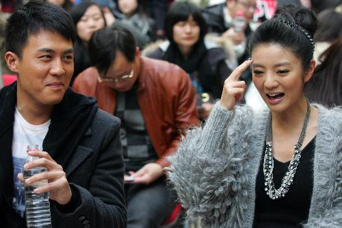 Leading cast members Du Chun (L) and An Yixuan turn up at the shooting startup ceremony of the TV series 'Terracotta Warriors Emotions,' in Hangzhou City, Zhejiang Province, Jan. 24, 2010. 