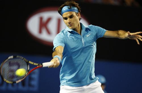 Roger Federer of Switzerland returns a shot during the fourth round match of men's singles against Lleyton Hewitt of Australia in 2010 Australian Open Tennis Championship in Melbourne, Australia, Jan. 25, 2010. Roger Federer won 3-0. (Xinhua/Wang Lili)