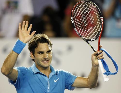 Roger Federer of Switzerland gestures to the spectators after the fourth round match of men's singles against Lleyton Hewitt of Australia in 2010 Australian Open Tennis Championship in Melbourne, Australia, Jan. 25, 2010. (Xinhua/Wang Lili)