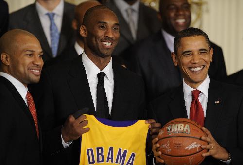 U.S. President Barack Obama stands with Los Angeles Lakers guard Kobe Bryant, in the East Room of the White House in Washington, Monday, Jan. 25, 2010, during a ceremony honoring the 2009 NBA basketball champions Los Angeles Lakers.(Xinhua/Zhang Jun)