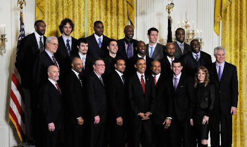 U.S. President Barack Obama attends a ceremony honoring the 2009 NBA basketball champions Los Angeles Lakers in the East Room at the White House in Washington, January 25, 2010. (Xinhua/Zhang Jun)