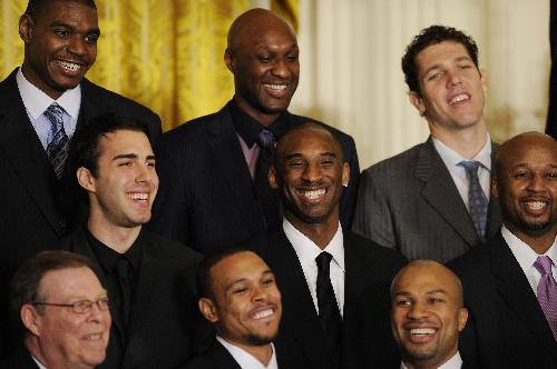 Members of the Los Angeles Lakers share laughs in the East Room of the White House in Washington, Monday, Jan. 25,2010, during a ceremony honoring the 2008-2009 NBA basketball champions Los Angeles Lakers.(Xinhua/Zhang Jun)