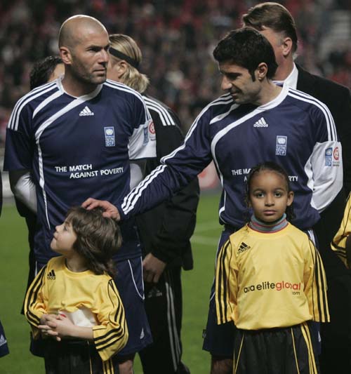 Luis Figo (R) of Portugal stands next to Zinedine Zidane of France before the seventh 'Match against Poverty' at Luz stadium in Lisbon January 25, 2010. With tickets at 10 euros each, the match will raise funds for victims of a magnitude-7 quake on January 12 in Haiti which killed more than 200,000 people, leaving up to three million hurt or homeless in nightmarish conditions in the Western Hemisphere's poorest country.[Xinhua/Reuters Photo]