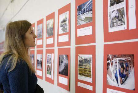 A woman views photos on display during a photo exhibition showcasing achievement of the People's Republic of China since its founding 60 years ago at the Confucious Institute of Moscow State University in Moscow, capital of Russia, Nov. 21, 2009. [chinese.cn]