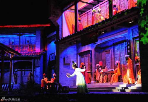 'Impression Dahongpao', a 70-minute live show, co-directed by Zhang Yimou, Wang Chaoge and Fan Yue is previewed Sunday at the Wuyi Mountains in Fujian Province, where Dahongpao – the finest Chinese oolong tea grows.It uses the natural landscape as the background and incarnates local folk tales, tea culture and town life.