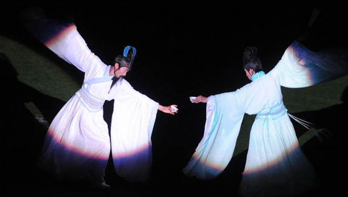 'Impression Dahongpao', a 70-minute live show, co-directed by Zhang Yimou, Wang Chaoge and Fan Yue is previewed Sunday at the Wuyi Mountains in Fujian Province, where Dahongpao – the finest Chinese oolong tea grows.It uses the natural landscape as the background and incarnates local folk tales, tea culture and town life. 