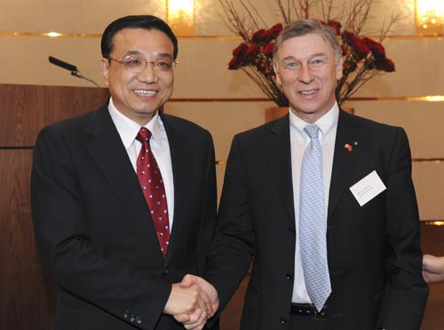 Chinese Vice Premier Li Keqiang (L) shakes hands with Gerold Buehrer, president of Economiesuisse during a dinner party held by the Economiesuisse, the Swiss Business Federation, at Zurich on Jan. 25, 2010. Li Keqiang arrived here on Monday for a four-day official visit to Switzerland, during which he will also attend this year&apos;s World Economic Forum (WEF) annual meeting in Davos. (Xinhua/Xie Huanchi)