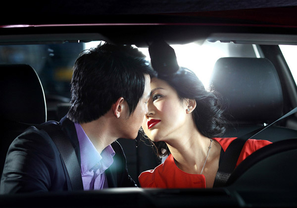 Chinese star couple Lu Yi and Bao Lei appear in a car commercial. Chinese star couple Lu Yi and Bao Lei recently joined hands to shoot a commercial for German carmaker Mercedes-Benz.[ent.sina.com.cn]