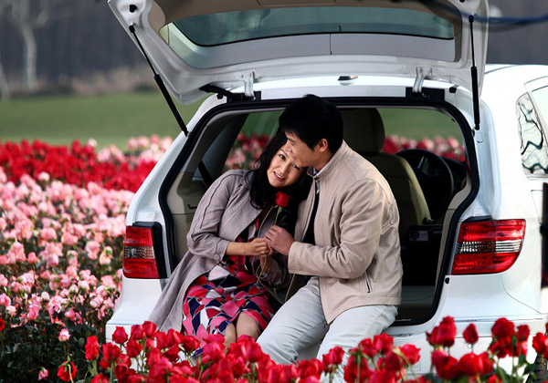 Chinese star couple Lu Yi and Bao Lei appear in a car commercial. Chinese star couple Lu Yi and Bao Lei recently joined hands to shoot a commercial for German carmaker Mercedes-Benz.[ent.sina.com.cn]