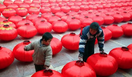 Local farmers air newly-made red lanterns at a big yard in Hongmiao Village in Huairou District in Beijing, the capital of China, Jan. 26, 2010. The mountain village enjoyed a long history for producing Chinese traditional red lanterns in winter to meet the large demand from the festival market as the Spring Festical, the Chinese lunar new year, approaching. [Xinhua]