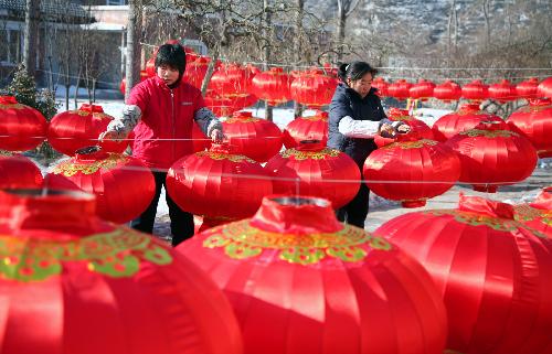 Local farmers air newly-made red lanterns at a big yard in Hongmiao Village in Huairou District in Beijing, the capital of China, Jan. 26, 2010. The mountain village enjoyed a long history for producing Chinese traditional red lanterns in winter to meet the large demand from the festival market as the Spring Festical, the Chinese lunar new year, approaching. [Xinhua]