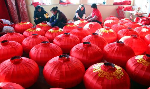 Local farmers air newly-made red lanterns at a big yard in Hongmiao Village in Huairou District in Beijing, the capital of China, Jan. 26, 2010. The mountain village enjoyed a long history for producing Chinese traditional red lanterns in winter to meet the large demand from the festival market as the Spring Festical, the Chinese lunar new year, approaching. [Xinhua]