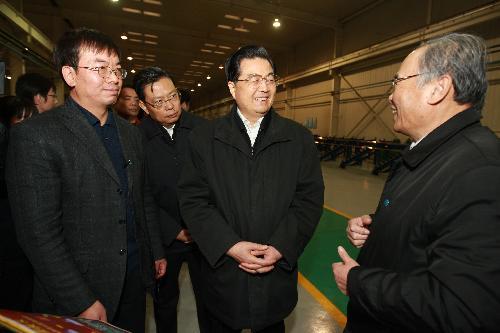Chinese President Hu Jintao (2nd R) talks with researchers during his inspection at a company in northwest China&apos;s Shaanxi Province, Jan. 25, 2010. 