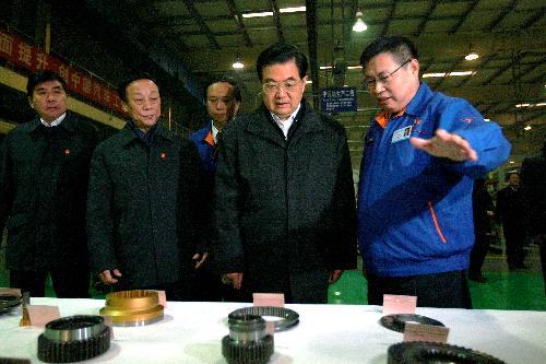 Chinese President Hu Jintao (2nd R) listens to introduction during his inspection at a local auto plant in northwest China's Shaanxi Province, Jan. 25, 2010.