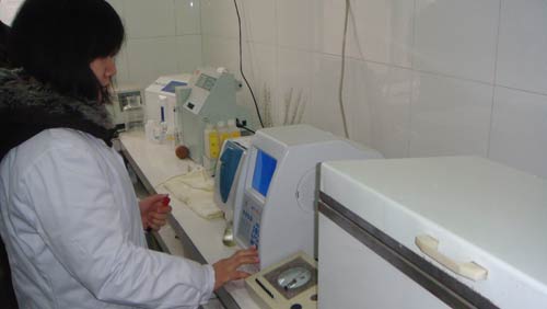 A doctor is using the automated hematologic analyzer at Tongkou Health Center.