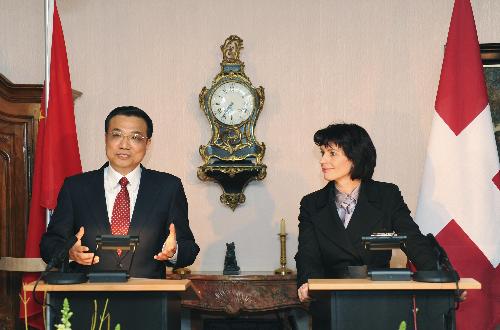 Chinese Vice Premier Li Keqiang(L) attends the joint press conference with President of the Swiss Confederation Doris Leuthard in Bern, capital of Switzerland, on Jan. 26, 2010.