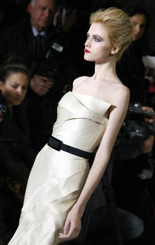 A model presents a creation of French designer Stephane Rolland during a fashion show in Paris, capital of France, Jan. 26, 2010.