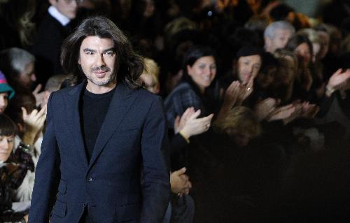 French designer Stephane Rolland greets the audience after his fashion show in Paris, capital of France, Jan. 26, 2010. 