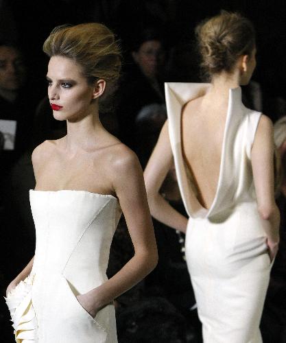 Models present creations of French designer Stephane Rolland during a fashion show in Paris, capital of France, Jan. 26, 2010.