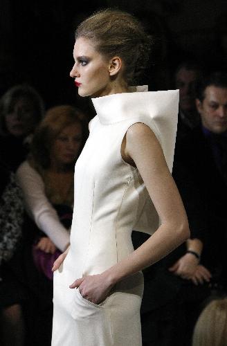 A model presents a creation of French designer Stephane Rolland during a fashion show in Paris, capital of France, Jan. 26, 2010. 