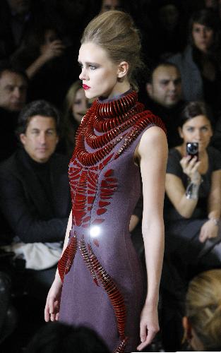 A model presents a creation of French designer Stephane Rolland during a fashion show in Paris, capital of France, Jan. 26, 2010. 