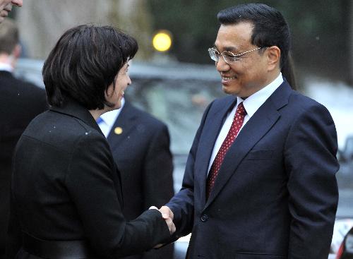 Chinese Vice Premier Li Keqiang(R) shakes hands with President of the Swiss Confederation Doris Leuthard before their meeting in Bern, capital of Switzerland, on Jan. 26, 2010. [Xinhua/Xie Huanchi]