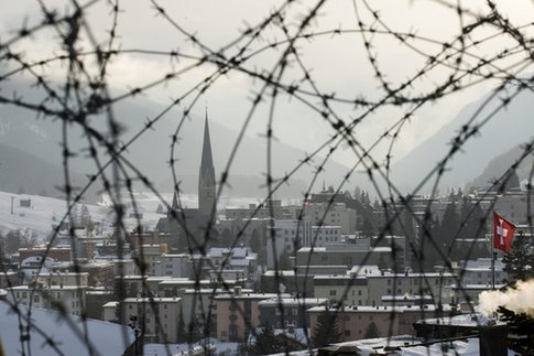 A general view taken through barbed wire shows the alpine resort of Davos, the day before the opening of the 40th annual meeting of the World Economic Forum. [CFP]