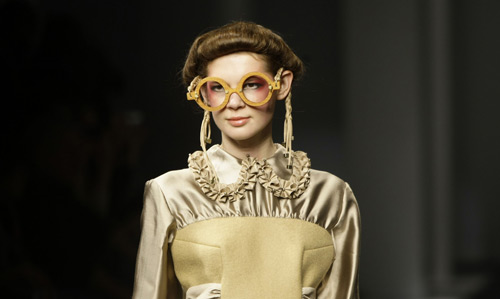 A model presents a creation from the Manuel Bolano collection at the 080 Barcelona fashion show, January 27, 2010.[Xinhua/Reuters] 