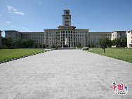 Nankai University is a public university in Tianjin, P.R. China. It is among the most famous universities in China and has a great reputation. Founded in 1919 by renowned patriotic educationist Zhang Boling (1876-1951) and Yan Fansun (1860-1920), Nankai University is a member of the Nankai serial schools. It is the alma mater of former Chinese Premier and key historical figure Zhou Enlai. [Photo by Hu Di]