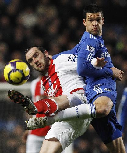 Chelsea's German midfielder Michael Ballack (R) vies with Birmingham's Scottish striker James McFadden (L) during the English Premier League football match between Chelsea and Birmingham City at Stamford Bridge in London.(Xinhua/Reuters Photo)