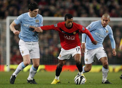 Manchester City's Gareth Barry (L) and Nigel de Jong challenge Manchester United's Nani during their English League Cup soccer match in Manchester, northern England January 27, 2010. Manchester United won 3-1.(Xinhua/Reuters Photo)