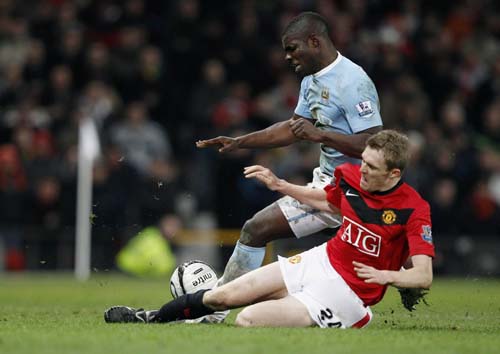 Manchester United's Darren Fletcher (R) challenges Manchester City's Micah Richards during their English League Cup soccer match in Manchester, northern England January 27, 2010.(Xinhua/Reuters Photo)