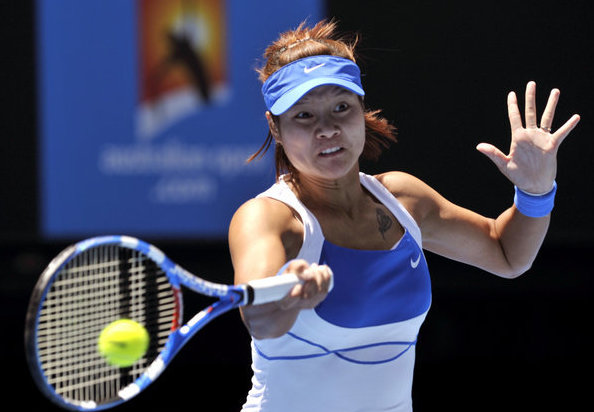 Li Na's impressive run at the Australian Open ended in the semifinal stage on Thursday when the Chinese 16th seed lost to defending champion Serena Williams in a tight, two-set thriller. [CFP]