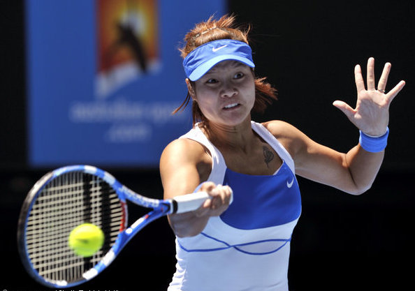 Li Na's impressive run at the Australian Open ended in the semifinal stage on Thursday when the Chinese 16th seed lost to defending champion Serena Williams in a tight, two-set thriller. [CFP]