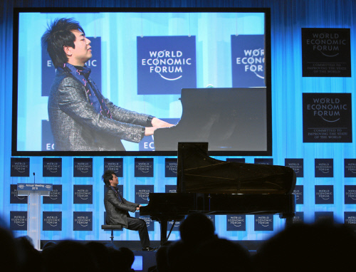 Lang Lang, Pianist, People's Republic of China plays the grand piano after receiving the Crystal award during the 'Presentation of the Crystal Awards' at the congress centre at the Annual Meeting 2010 of the World Economic Forum in Davos, Switzerland, January 27, 2010.