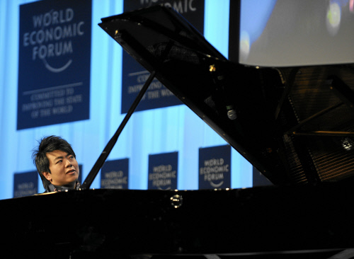 Lang Lang, Pianist, People's Republic of China plays the grand piano after receiving the Crystal award during the 'Presentation of the Crystal Awards' at the congress centre at the Annual Meeting 2010 of the World Economic Forum in Davos, Switzerland, January 27, 2010. [WEF]