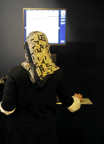  A participant works the computer at the congress centre during the Annual Meeting 2010 of the World Economic Forum in Davos, Switzerland, January 27, 2010.