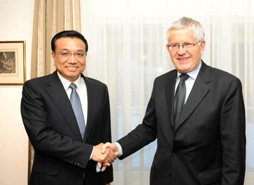 Chinese Vice Premier Li Keqiang (L) meets with Kaspar Villiger, chairman of the Board of Directors of UBS, in Bad Ragaz, Switzerland, Jan. 27, 2010. [Xinhua/Xie Huanchi]