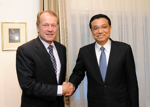 Chinese Vice Premier Li Keqiang (R) meets with Chairman and Chief Executive Officer of Cisco Systems John Chambers in Bad Ragaz, Switzerland, Jan. 27, 2010. [Xinhua/Xie Huanchi]