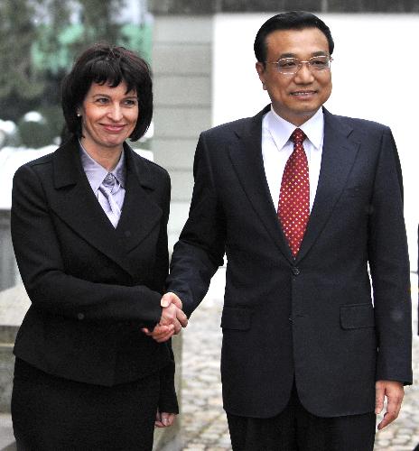 Chinese Vice Premier Li Keqiang(R) shakes hands with President of the Swiss Confederation Doris Leuthard before their meeting in Bern, capital of Switzerland, on Jan. 26, 2010. Li arrived in Zurich earlier Monday for a four-day visit to Switzerland, during which he will also attend this year&apos;s World Economic Forum annual meeting in the Alpine ski resort of Davos. [Xinhua]