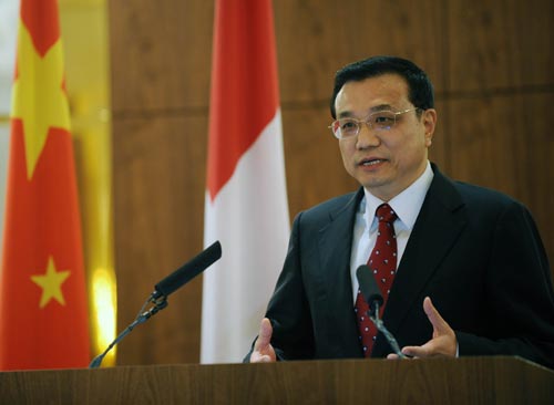 Chinese Vice Premier Li Keqiang delivers a speech during a dinner party held by the Economiesuisse, the Swiss Business Federation, at Zurich, Switzerland on Jan. 25, 2010. Li Keqiang arrived here on Monday for a four-day official visit to Switzerland, during which he will also attend this year&apos;s World Economic Forum (WEF) annual meeting in Davos. (Xinhua/Fan Rujun)