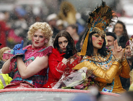 Actress Anne Hathaway poses with Hasty Pudding Theatricals President Clifford Murray (L) and Vice President of the cast Derek Mueller, both dressed in drag, during the parade to honor her as Hasty Pudding Theatricals Woman of the Year at Harvard University in Cambridge, Massachusetts January 28, 2010.[CRI/Agencies] 