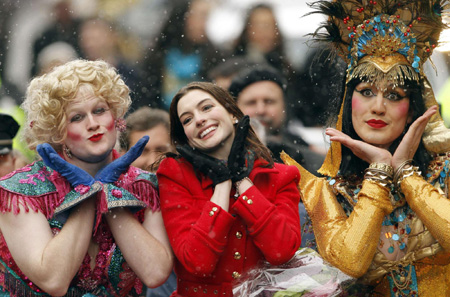 Actress Anne Hathaway poses with Hasty Pudding Theatricals President Clifford Murray (L) and Vice President of the cast Derek Mueller, both dressed in drag, during the parade to honor her as Hasty Pudding Theatricals Woman of the Year at Harvard University in Cambridge, Massachusetts January 28, 2010.[CRI/Agencies]