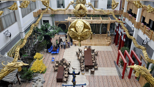 Photo taken on Jan. 27, 2010 shows the hand-woven straw handicraft of two pairs of 30-meter-long dragons and phoenixes with the connotation of bringing forth auspices and prosperity, on the building of the Liuzhou Museum in Liuzhou, southwest China&apos;s Guangxi Zhuang Autonomous Region. 