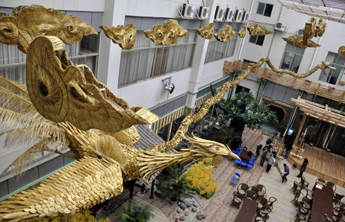 Photo taken on Jan. 27, 2010 shows the hand-woven straw handicraft of two pairs of 30-meter-long dragons and phoenixes with the connotation of bringing forth auspices and prosperity, on the building of the Liuzhou Museum in Liuzhou, southwest China&apos;s Guangxi Zhuang Autonomous Region. [Xinhua]