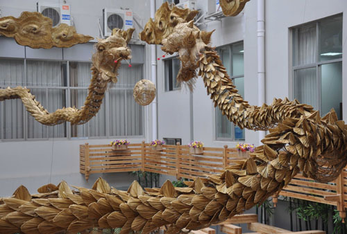 Photo taken on Jan. 27, 2010 shows the hand-woven straw handicraft of two pairs of 30-meter-long dragon with the connotation of bringing forth auspices and prosperity, on the building of the Liuzhou Museum in Liuzhou, southwest China&apos;s Guangxi Zhuang Autonomous Region. [Xinhua]