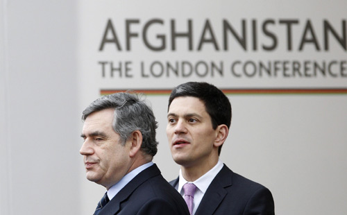 Britain&apos;s Prime Minister Gordon Brown (L) and Afghanistan&apos;s President Hamid Karzai (not pictured) are greeted by Foreign Secretary David Miliband at the &apos;Afghanistan: The London Conference&apos;, in London January 28, 2010. The international community must aim to turn the tide in Afghanistan by the middle of next year, British Prime Minister Gordon Brown said on Thursday. (Xinhua/Reuters Photo)