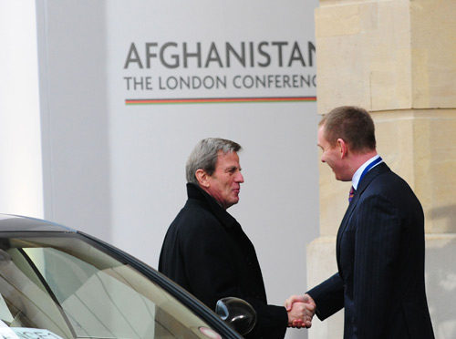 French Foreign Minister Bernard Kouchner (L) arrives at Lancaster House in London Jan. 28, 2010. (Xinhua/Zeng Yi)