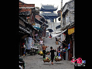 The ancient town of Qingyan, one of the most famous historical and cultural towns in Guizhou Province, lies in the southern suburb of Guiyang. Covering an area of 741 acres, Qingyan Town was originally built in 1378. Now, because of its long history and strong cultural atmosphere, Qingya has become an attractive destination for numerous domestic and foreign tourists. [Photo by Liu Guoxing]